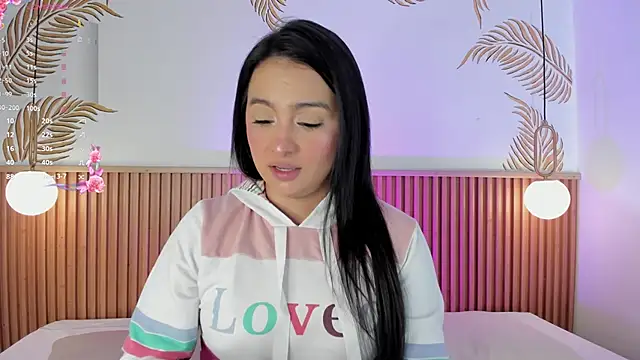 Snapshot of Valleriie_ chatting on June 1, 2026, 4:39 pm Valleriie online show from June 1, 2026, 4:39 pm