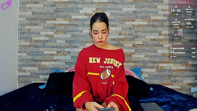 Snapshot of violett__golden chatting on October 7, 2025, 2:12 am violett  golden online show from October 7, 2025, 2:12 am