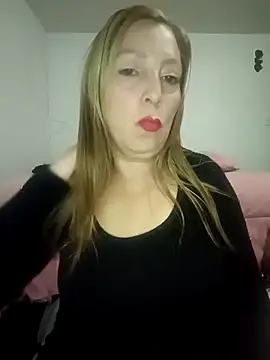 Snapshot of Estefania_Arce chatting on December 19, 2025, 1:42 am Estefania Arce online show from December 19, 2025, 1:42 am