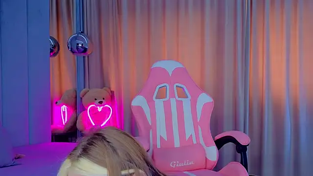 Reina Cummings online show from November 5, 2025, 6:49 am