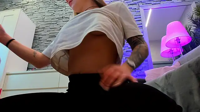 Reina Cummings online show from April 20, 2026, 5:43 am