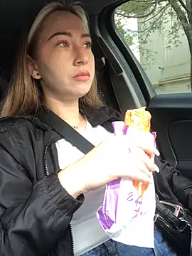 Reina Cummings online show from September 12, 2025, 4:56 am