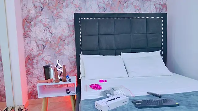 Snapshot of Angelique_Angell chatting on November 5, 2025, 7:50 pm Angelique Angell online show from November 5, 2025, 7:50 pm