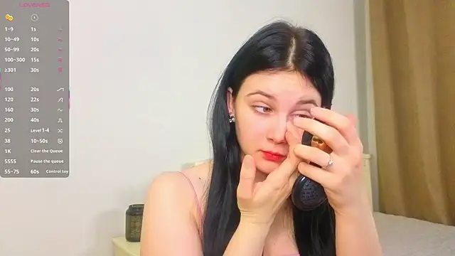 EnricaElis online show from April 17, 2026, 9:28 pm