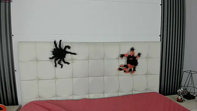 IsisNoir online show from October 8, 2025, 9:15 pm