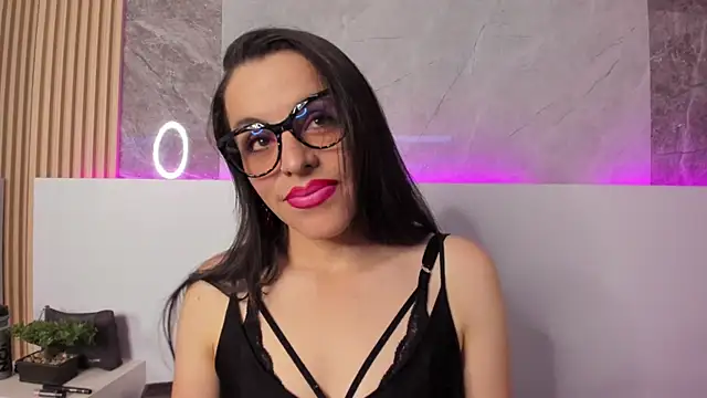 IsisNoir online show from September 19, 2025, 7:51 pm