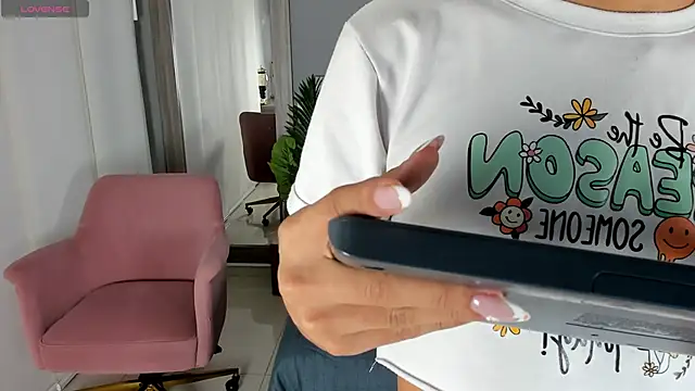 Snapshot of Alaiaguerra chatting on November 23, 2025, 7:46 pm Alaiaguerra online show from November 23, 2025, 7:46 pm