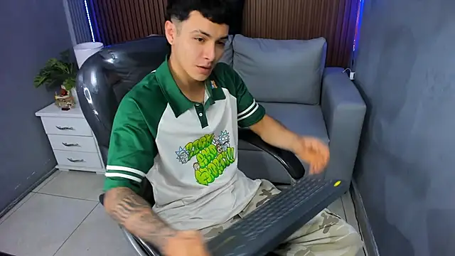 Snapshot of Leo_santoro chatting on February 1, 2026, 1:42 pm Leo santoro online show from February 1, 2026, 1:42 pm