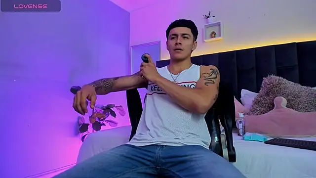 Snapshot of Leo_santoro chatting on February 4, 2026, 2:12 pm Leo santoro online show from February 4, 2026, 2:12 pm