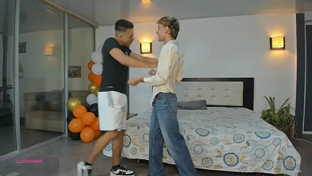 Bisexlifehot   online show from November 22, 2025, 11:14 pm