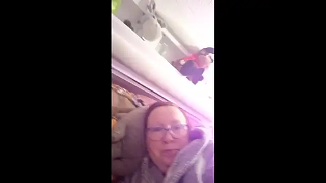 Snapshot of WifeyXRated chatting on December 3, 2025, 10:58 am WifeyXRated online show from December 3, 2025, 10:58 am