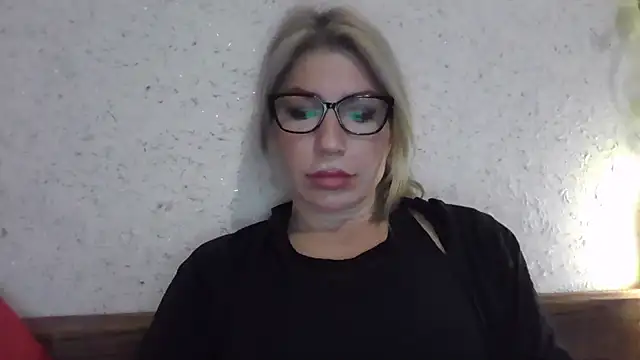 Snapshot of fox_red_lady7 chatting on December 22, 2025, 12:27 pm fox red lady7 online show from December 22, 2025, 12:27 pm