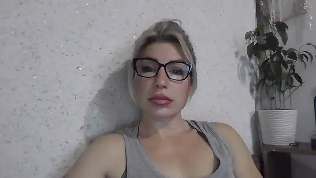 Snapshot of fox_red_lady7 chatting on December 16, 2025, 10:52 am fox red lady7 online show from December 16, 2025, 10:52 am