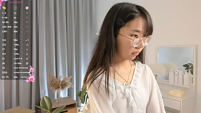 UdelaDodson online show from September 10, 2025, 4:06 pm