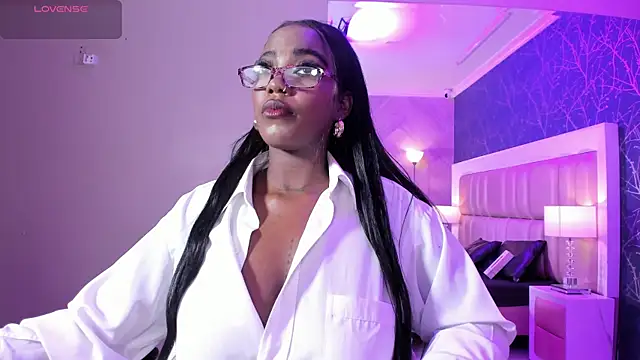 ReinaMiah online show from November 9, 2025, 4:27 am