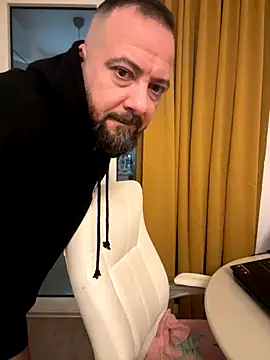 Snapshot of DavidMaros chatting on October 3, 2025, 4:58 am DavidMaros online show from October 3, 2025, 4:58 am
