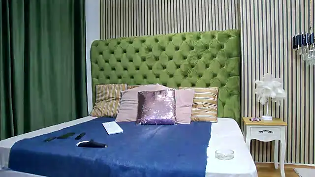 LunaHart online show from December 1, 2025, 3:46 pm