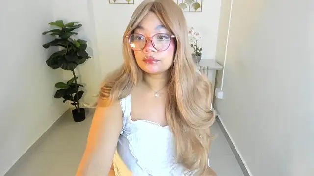 Snapshot of Mathilde_lina chatting on November 10, 2025, 1:54 am Mathilde lina online show from November 10, 2025, 1:54 am