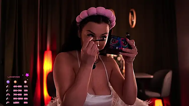 MaryHols online show from October 7, 2025, 4:30 pm