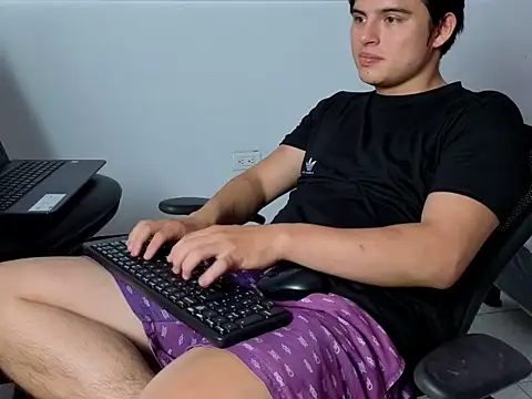 Snapshot of invincible200 chatting on October 19, 2025, 2:31 pm invincible200 online show from October 19, 2025, 2:31 pm