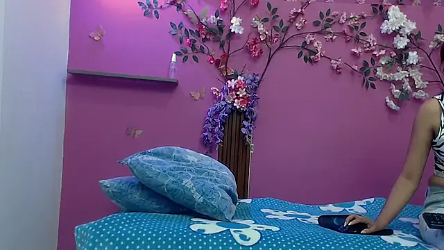 Snapshot of skinnybarbie022 chatting on December 4, 2025, 12:09 am skinnybarbie022 online show from December 4, 2025, 12:09 am