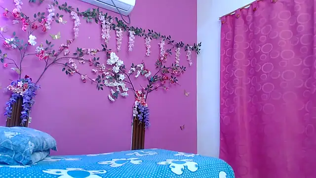 Snapshot of skinnybarbie022 chatting on May 11, 2026, 12:45 am skinnybarbie022 online show from May 11, 2026, 12:45 am