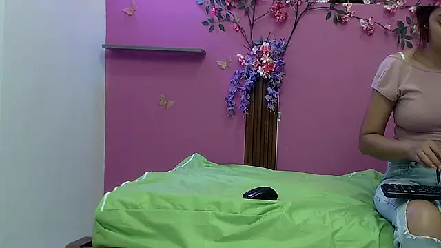 Snapshot of skinnybarbie022 chatting on October 28, 2025, 1:06 am skinnybarbie022 online show from October 28, 2025, 1:06 am