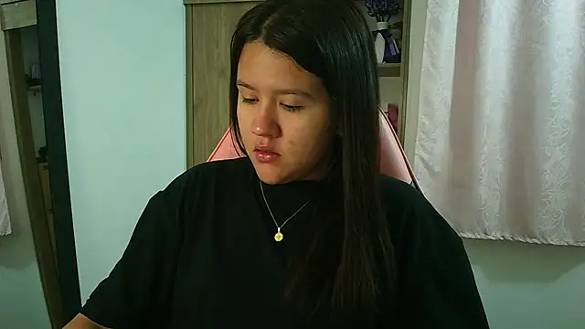 Snapshot of Oliviawatson1 chatting on May 11, 2026, 12:06 pm Oliviawatson1 online show from May 11, 2026, 12:06 pm