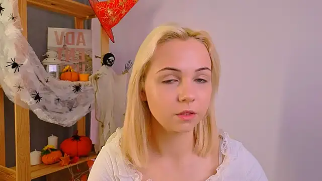 Charlotte Colinss online show from October 21, 2025, 3:39 am