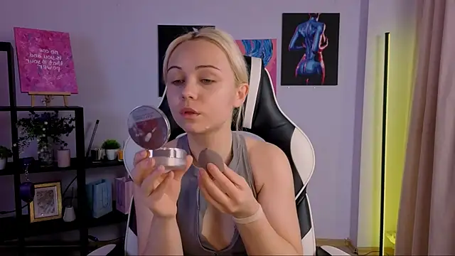 Charlotte Colinss online show from November 23, 2025, 5:39 am