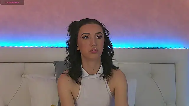 Snapshot of EnyaHazell chatting on November 18, 2025, 7:28 pm EnyaHazell online show from November 18, 2025, 7:28 pm