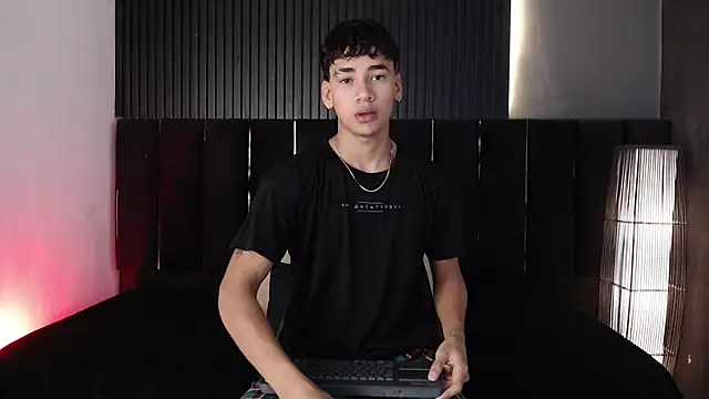 Snapshot of Dominic_ghost chatting on December 19, 2025, 4:27 am Dominic ghost online show from December 19, 2025, 4:27 am