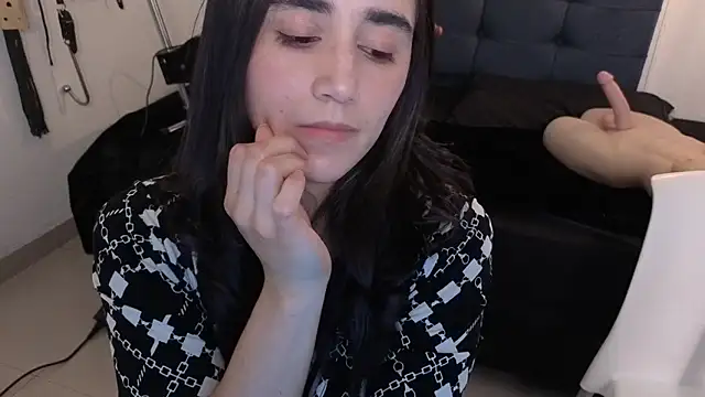 elowen halley1 online show from September 19, 2025, 7:07 pm