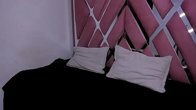 Snapshot of Alynn_Bri_ chatting on February 8, 2026, 2:20 am Alynn Bri online show from February 8, 2026, 2:20 am