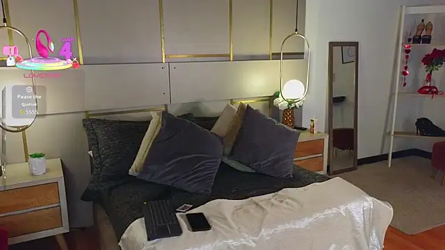 Lina Montclair online show from April 7, 2026, 7:04 pm