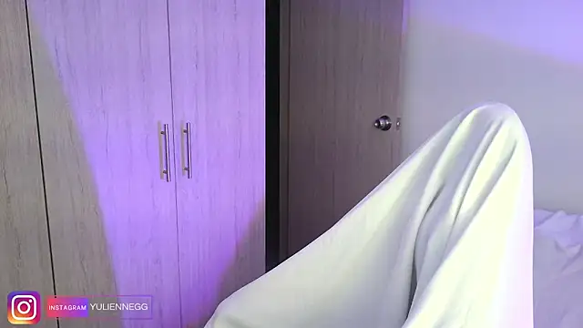 Yulienneg online show from November 30, 2025, 11:05 pm