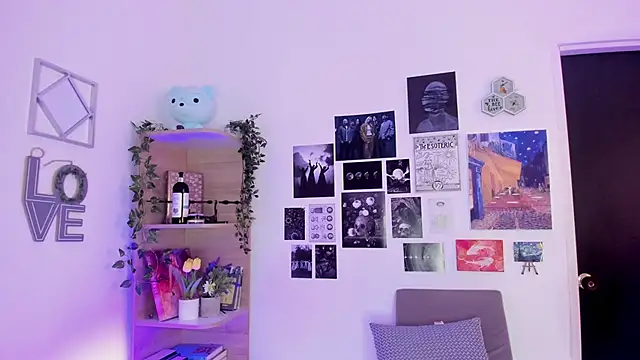 Lana Herondale online show from September 28, 2025, 9:00 pm