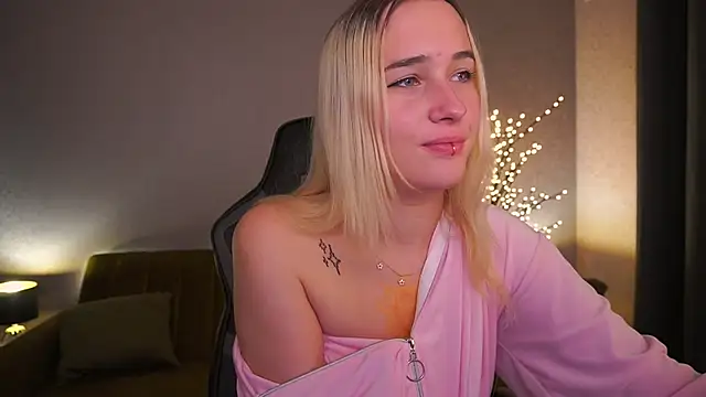 LilElfie online show from October 17, 2025, 1:13 pm