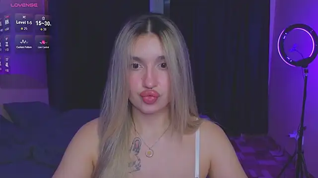 RoxyChill online show from September 12, 2025, 7:46 pm