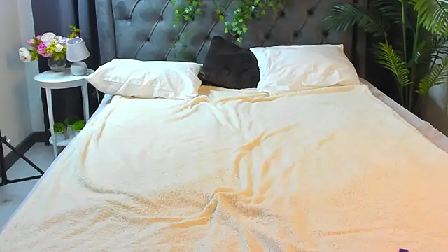 cute luucy online show from December 4, 2025, 4:11 am