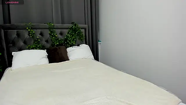 cute luucy online show from November 24, 2025, 1:38 am