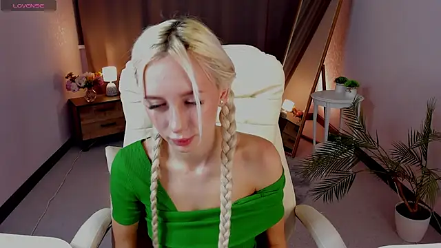 Snapshot of cute_luucy chatting on March 18, 2026, 3:42 am cute luucy online show from March 18, 2026, 3:42 am