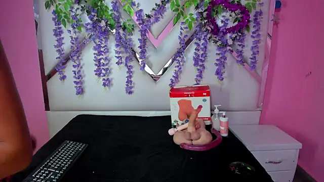 Snapshot of AshleyPrescott69 chatting on October 15, 2025, 12:13 pm AshleyPrescott69 online show from October 15, 2025, 12:13 pm
