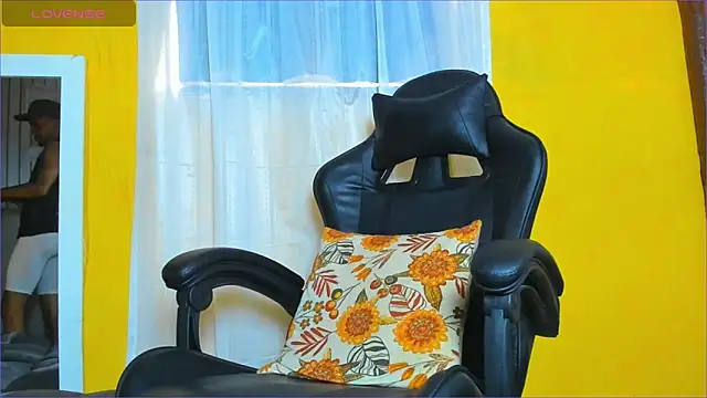 Snapshot of Alex_bigcock11_ chatting on December 15, 2025, 4:13 pm Alex bigcock11 online show from December 15, 2025, 4:13 pm