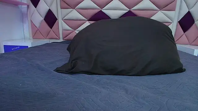 Snapshot of valecastro_ chatting on October 10, 2025, 7:15 pm valecastro  online show from October 10, 2025, 7:15 pm