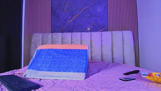 Snapshot of valecastro_ chatting on December 4, 2025, 7:13 pm valecastro online show from December 4, 2025, 7:13 pm