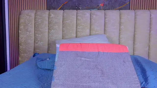 Snapshot of valecastro_ chatting on December 18, 2025, 7:29 pm valecastro online show from December 18, 2025, 7:29 pm