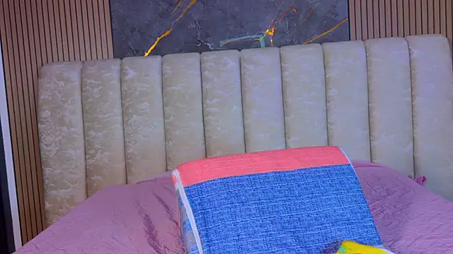 Snapshot of valecastro_ chatting on December 17, 2025, 7:19 pm valecastro online show from December 17, 2025, 7:19 pm