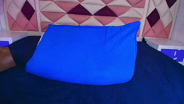 Snapshot of valecastro_ chatting on October 30, 2025, 7:22 pm valecastro online show from October 30, 2025, 7:22 pm