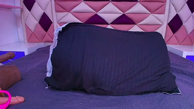 Snapshot of valecastro_ chatting on October 28, 2025, 7:13 pm valecastro  online show from October 28, 2025, 7:13 pm